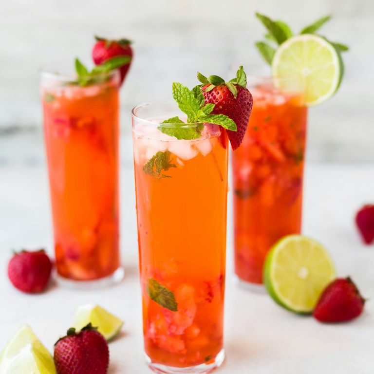 Cocktails 3 Cocktailgläser mit Minze und Erdbeeren garniert