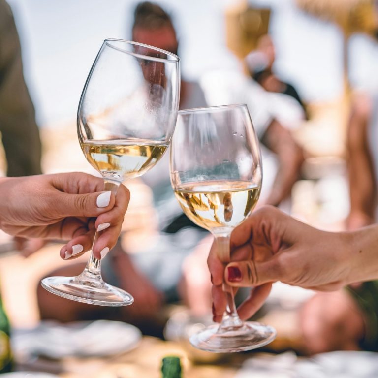 2 Weingläser mit Weißwein 2 Weingläser beim Anstoßen